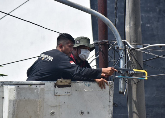 Pemkot Surabaya Bongkar 56 Tiang Utilitas Tak Berizin, Sasar 224 Ruas Jalan