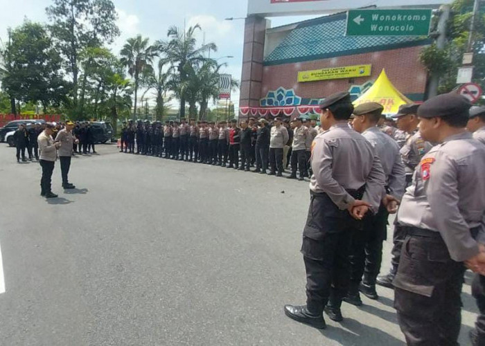 Polsek Gayungan Pimpin Pengamanan Aksi Unjuk Rasa Buruh di Perbatasan Surabaya
