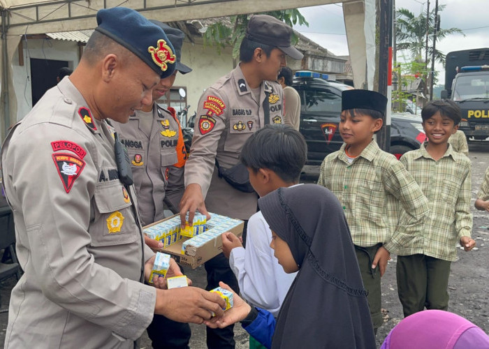 Brimob Polda Jatim dan Polres Lumajang Bagikan Snack dan Susu untuk Anak-Anak Terdampak Erupsi Semeru