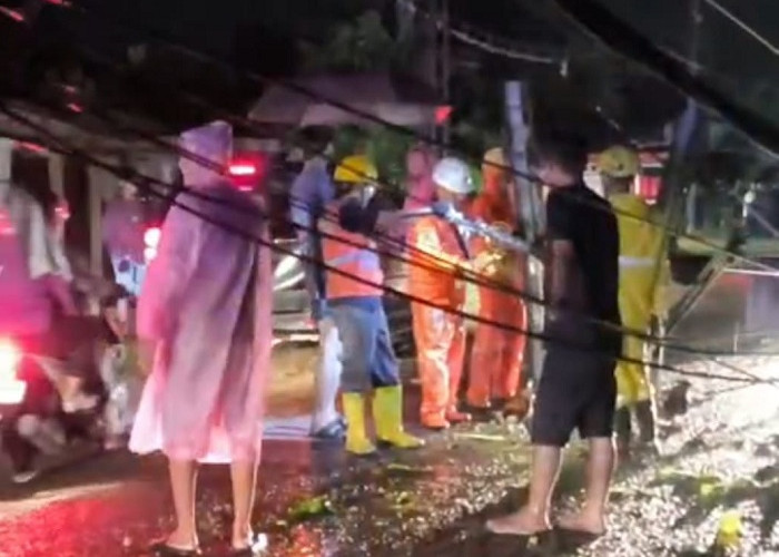 Respons Cepat Polsek Ngawi Kota Tangani Dampak Puting Beliung di Jalan Ngawi-Padangan