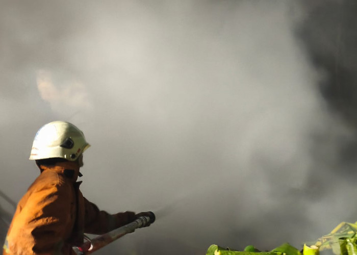 Akibat Bakar Sampah, Gubuk di Jalan Gayungan Dilahap Api