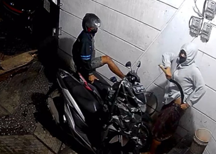 Curanmor Bersenjata Celurit Terekam CCTV Beraksi di Jalan Bromo Surabaya