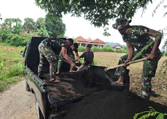 Satgas TMMD 127 Turunkan Pasir, Perbaiki Lantai Rumah Ibu Sanima