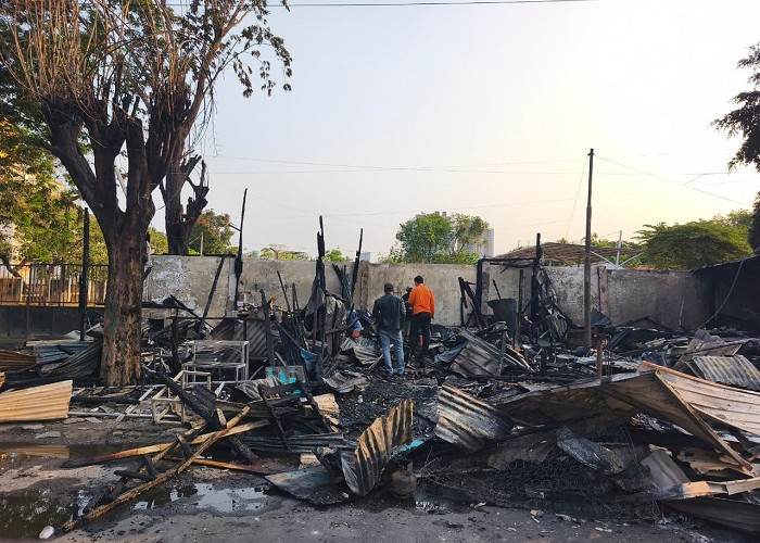 Api Berasal dari Warkop yang Terkunci, 4 Warung di Jemur Andayani Ludes Terbakar