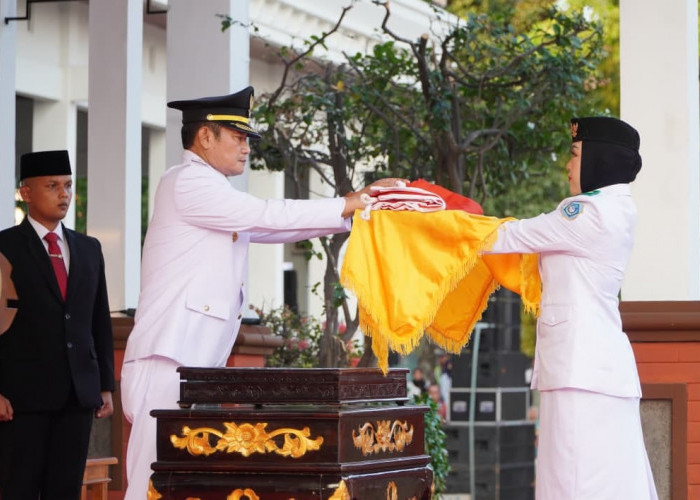 Siswa SMAN 2 Lamongan Jadi Pembawa Baki, Upacara Penurunan Bendera HUT Ke-81 RI Khidmat
