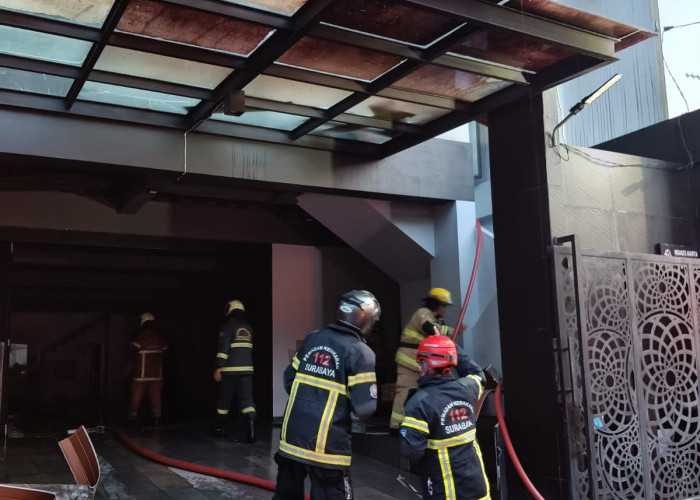 Si Jago Merah Amuk Rumah di Ngagel Madya, Api Hanguskan Kamar Lantai Dua