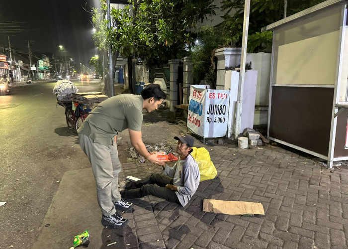 Wujud Polisi Bersama Masyarakat, Polresta Sidoarjo Bagikan Paket Makanan Sambil Patroli Antisipasi 3C