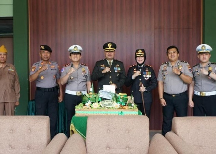 HUT ke-81 TNI, Kapolres Bojonegoro Bawa Kejutan Tumpeng untuk Jajaran TNI