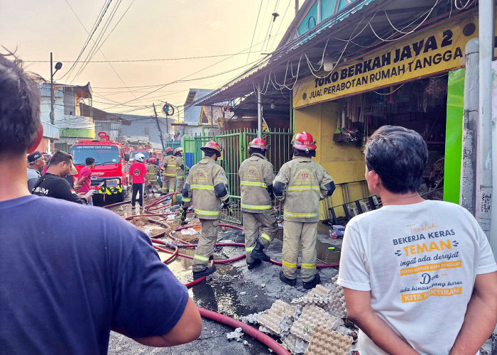 Petugas DPKP Surabaya memadamkan kebakaran yang melanda dua unit toko di Jalan Putat Jaya Sekolahan, Kelurahan Banyu Urip, Kecamatan Sawahan, Rabu (29/7) pagi. Tidak ada korban jiwa dalam peristiwa tersebut.