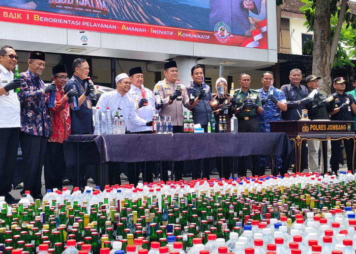 Wujudkan Zero Miras, Polres Jombang Musnahkan Ribuan Botol Air Haram