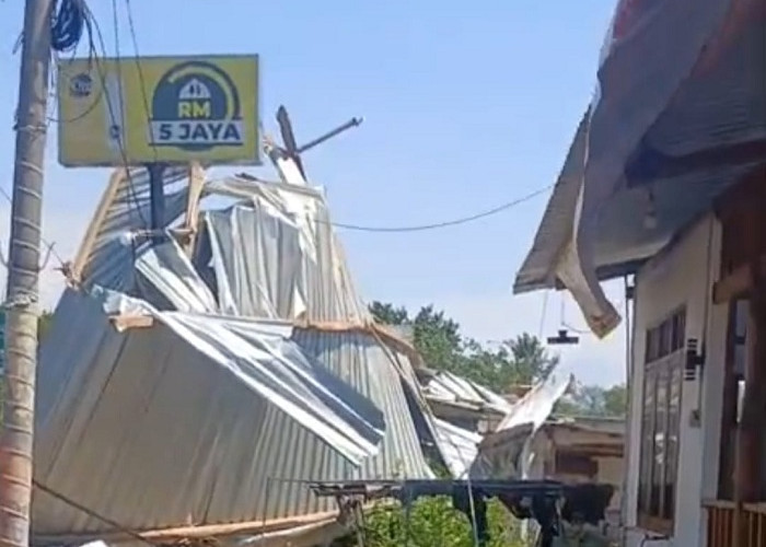 Atap RM 5 Jaya Situbondo Terbang Diterjang Puting Beliung