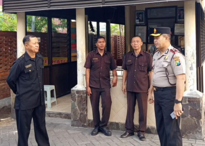 Polsek Sukomanunggal Pastikan Ibadah Minggu Umat Nasrani Berjalan Aman dan Lancar Lewat Program Minggu Kasih