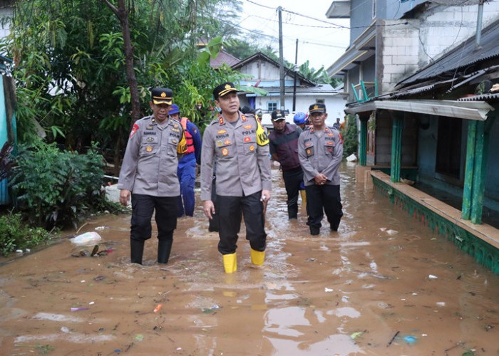 Polres Malang Bersama Tim Gabungan Gerak Cepat Tangani Banjir di Malang Selatan