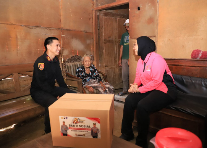 Gandeng Taruna Akpol di Kanyoran, Kapolres Kediri Kota Salurkan Bansos Hari Bhayangkara Ke-80