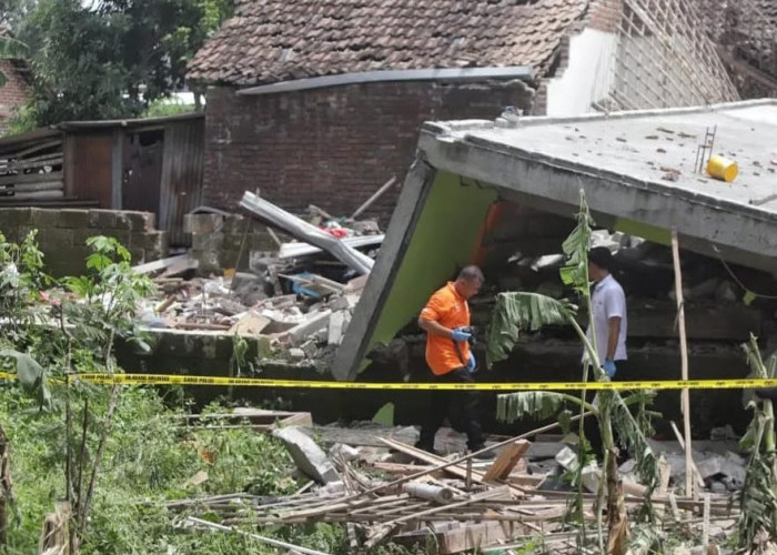 Rumah Anggota Polisi di  Puri Mojokerto Meledak, 2 Orang Meninggal, 4 Rumah Rusak