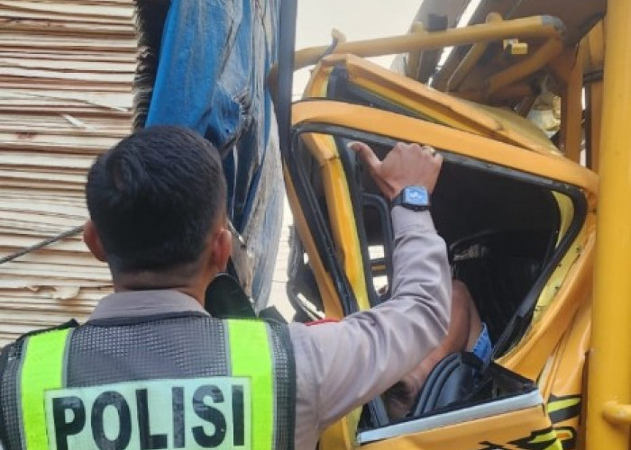 Kecelakaan Maut di Lamongan:  Colt Diesel Hantam Tronton, Sopir Tewas