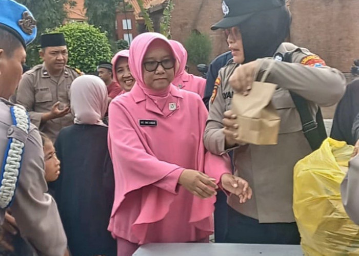 Gandeng Polsek Buduran, Aliansi Jurnalis Sidoarjo Tebar Ratusan Paket Takjil untuk Pengguna Jalan