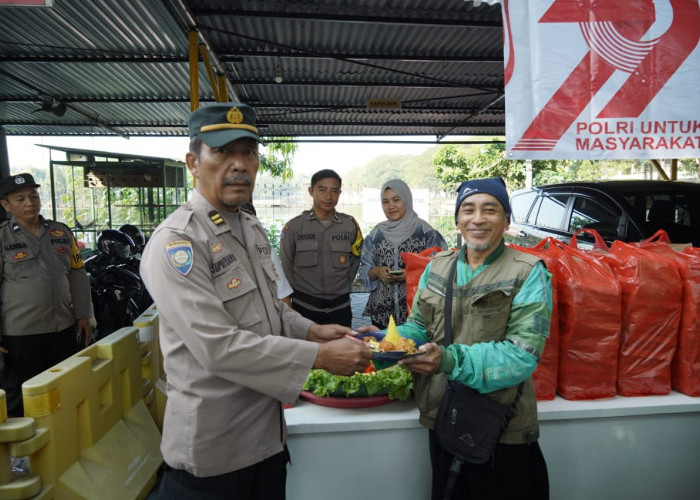 Syukuran HUT Ke-79 Bhayangkara, Polsek Tenggilis Mejoyo Makan Bareng Driver Ojol