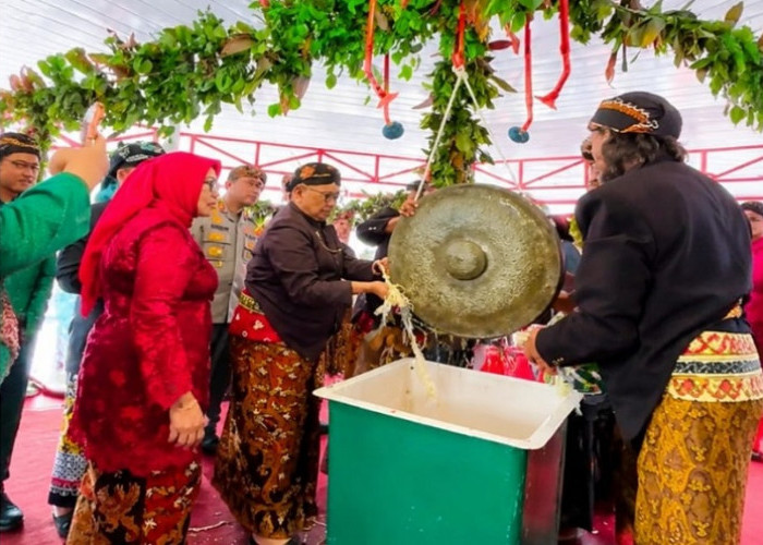 Bupati Blitar Rijanto Hadiri Siraman Gong Kiyai Pradah dan Dorong Potensi Wisata Budaya