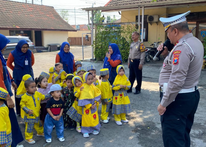 Polisi Ajarkan Tertib Berlalulintas Sejak Dini, Siswa KB-RA Al Ikhlas Belajar di Polsek Balongbendo