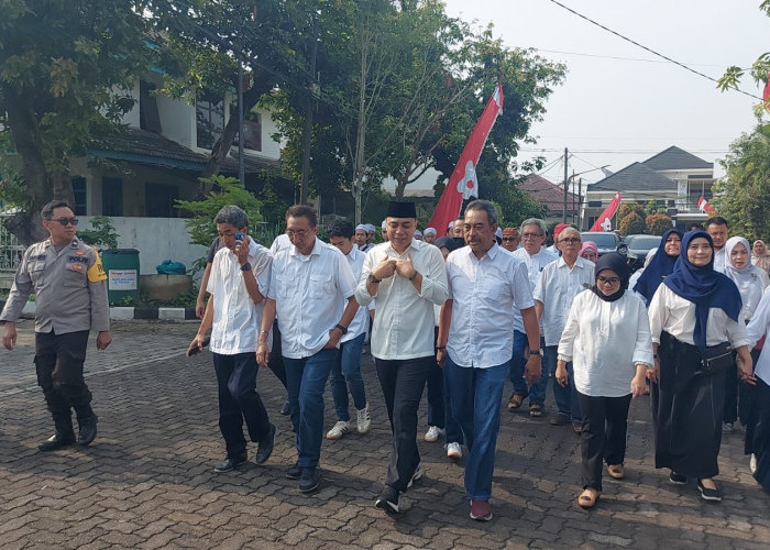 Spesial, Eri Cahyadi Nyoblos di TPS 4 Ketintang Permai bersama Istri dan 2 Anak Diiringi Hadrah