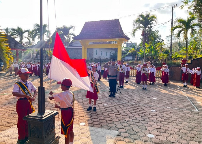 Polisi Senin Masuk Sekolah, Polsek Wates Tanamkan Disiplin Siswa SD di Blitar