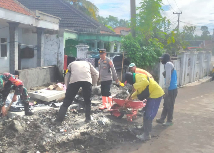 Pascabanjir Lumajang, TNI-Polri Gotong Royong Bersihkan Lokasi di Desa Sumberwuluh