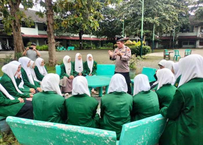 Polres Pasuruan Dakwah Ramadan Bina 120 Santriwati PERSIS Bangil