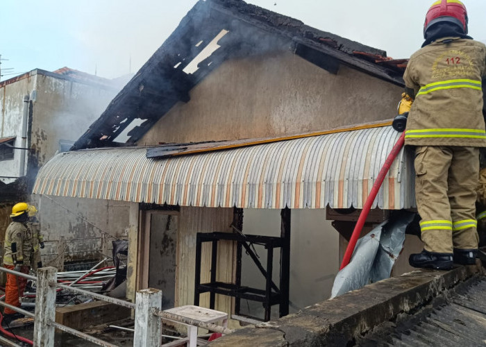 Gegara Korsleting, Rumah Dua Lantai di Petemon Surabaya Hangus Terbakar