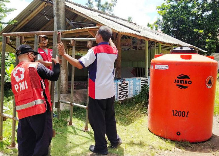 Krisis Air Bersih Pascabanjir Panti PMI Jember Sebar Tandon Air di Tiga Titik