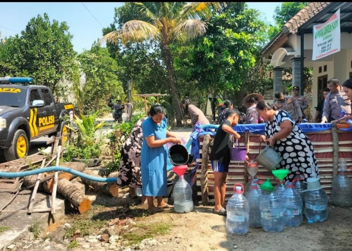 Polres Bojonegoro Salurkan 25 Ribu Liter Air Bersih ke Warga Terdampak Kemarau