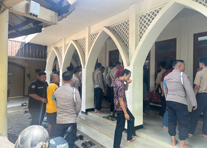 Hangatnya Kebersamaan Polres Kediri Kota Salat Jumat dan Berbagi dengan Warga