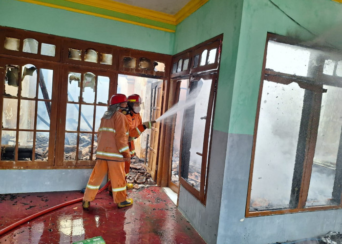 Akibat Hubungan Arus Pendek Rumah di Desa Curungrejo Ludes Dilalap Api