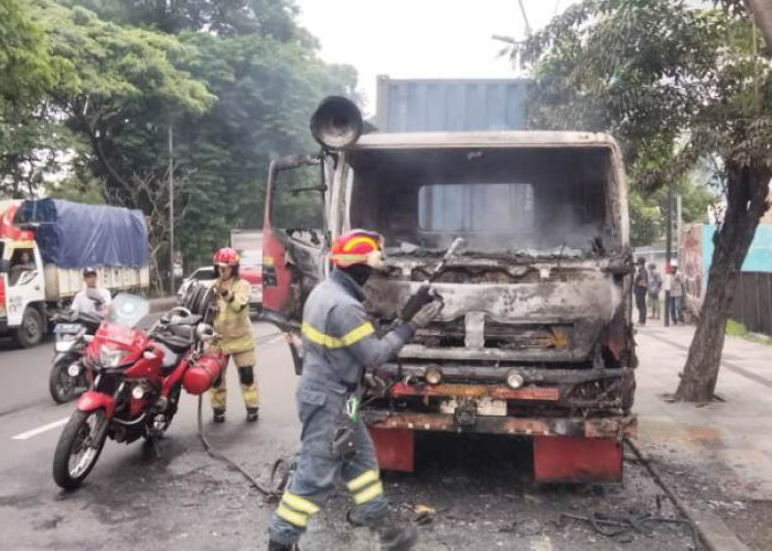 Truk Kontainer Terbakar di Perak Timur