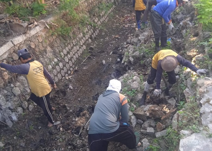 Lamongan Gempur Saloka, Pemkab Bersihkan 8 Kilometer Saluran Air Cegah Banjir