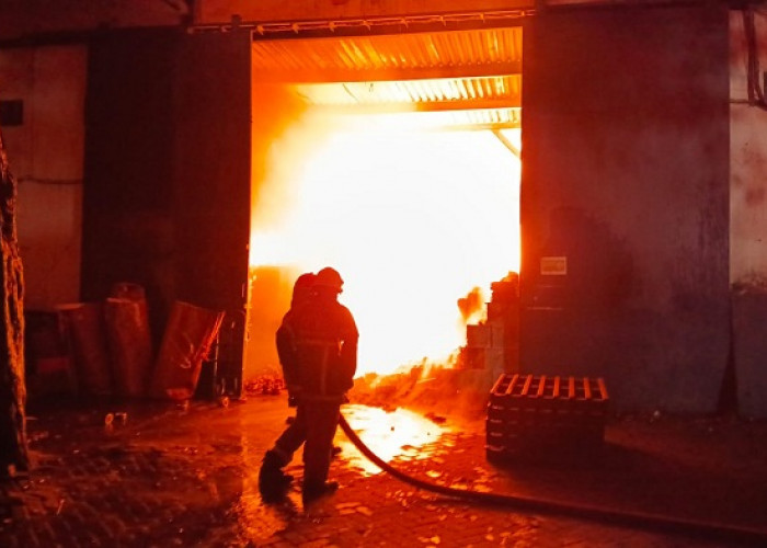 Kebakaran Pabrik Selotip di Margomulyo Surabaya, 10 Jam Api Pokok Baru Padam