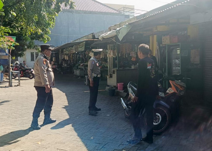 Berikan Rasa Aman, Personel Polsek Gayungan Gelar Patroli KRYD di Pasar Gayungsari