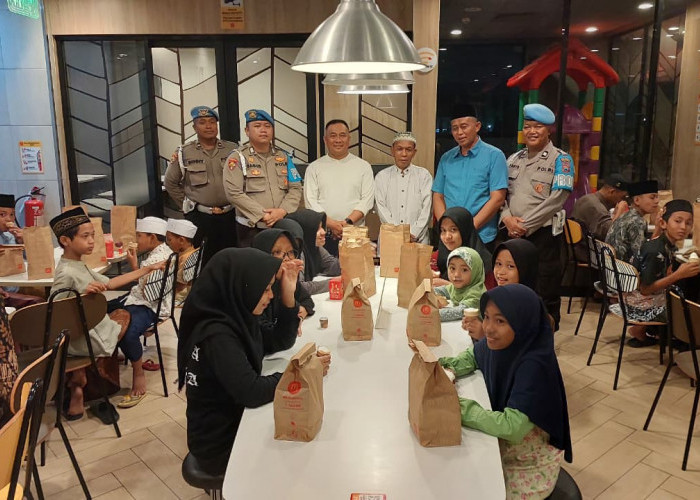 Propam Polresta Sidoarjo Berbagi Kebahagiaan, Ajak Puluhan Anak Yatim Piatu Makan Bergizi