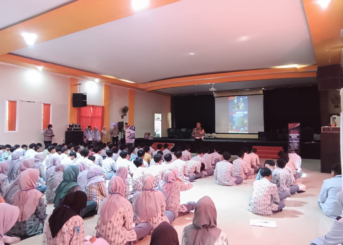 Operasi Patuh Semeru, Satgas Preemtif  Polres Lumajang Sosialisasi Tertib Lalu Lintas di SMK Muhammadiyah