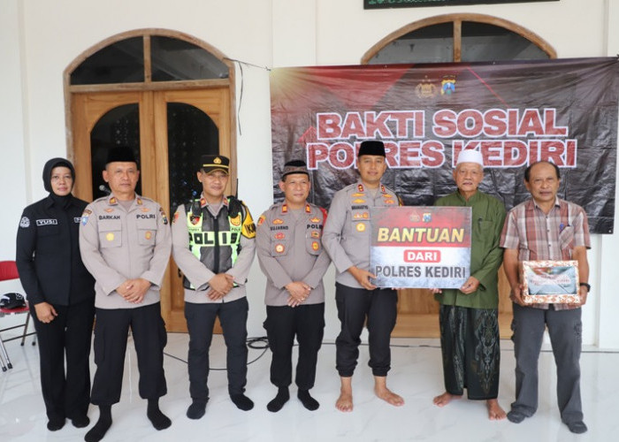 Polres Kediri Serahkan Bantuan Sumur Bor untuk Masjid Al Huda Gurah