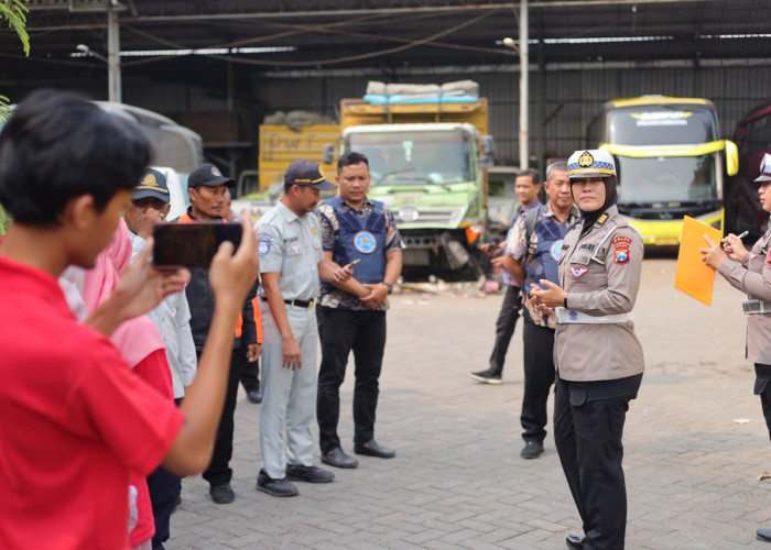 Satlantas Polres Gresik Gelar Rampcheck Bus Pariwisata, Pastikan Sopir Sehat dan Bebas Narkoba