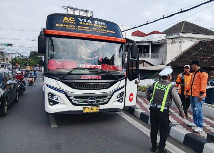 Satlantas Polres Kediri Kota Tindak Dua Bus Pelanggar Marka Lurus