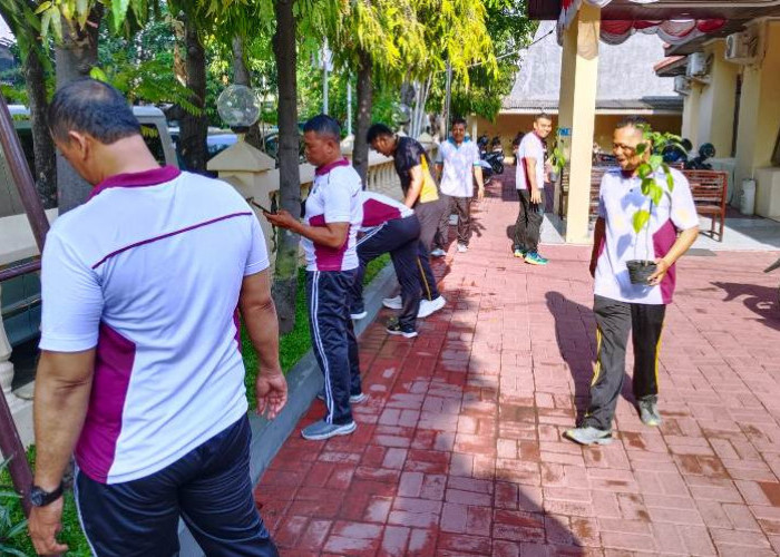Polsek Wonocolo Awali Jumat dengan Olahraga dan Kerja Bakti, Jaga Kebugaran dan Lingkungan