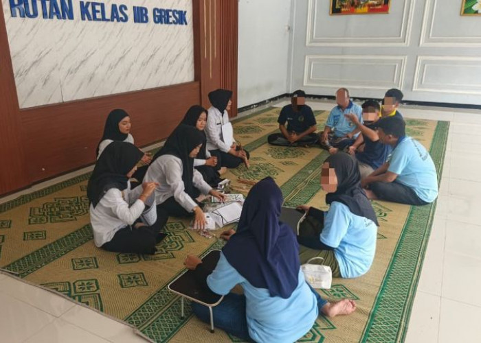 Warga Binaan Rutan Gresik Dilatih Membuat Damar Kurung untuk Lestarikan Budaya Lokal