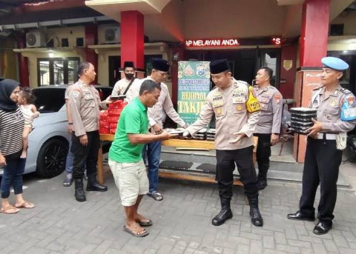 Berkah Ramadan, Polsek Asemrowo Bagikan Takjil untuk Masyarakat