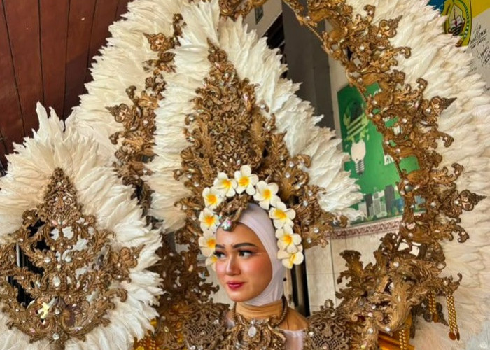 Gaun Bunga Putih Emas Gayatri Alivya Pukau Penonton Surabaya Fashion Festival 2026