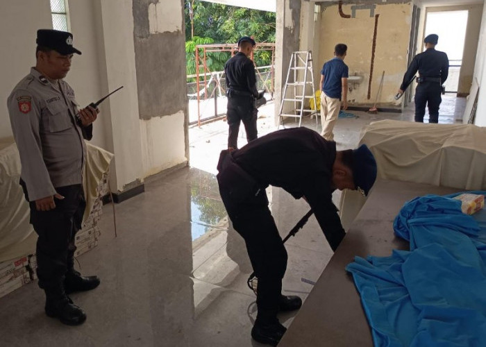 Pastikan Natal Aman, Unit Jibom Sterilisasi Gereja Santo Aloysius Gonzaga Surabaya