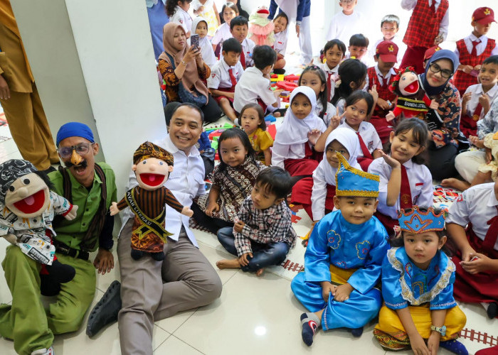 Tekan Kecanduan Gawai, Eri Cahyadi Ajak Orang Tua Surabaya Kembali Mendongeng