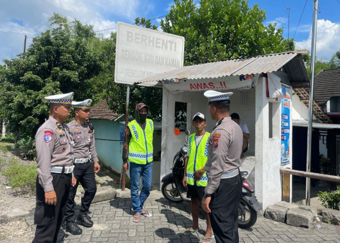 Jelang Mudik Lebaran, Satlantas Polres Bojonegoro Cek Pos Perlintasakan KAI Tanpa Palang Pintu