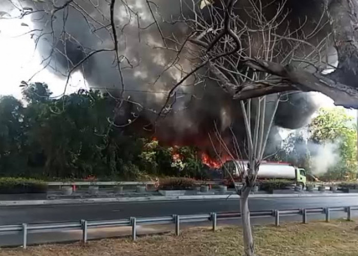 Bekas Gudang Pabrik Sandal di Gresik Terbakar, Asap Hitam Terlihat di Pemukiman